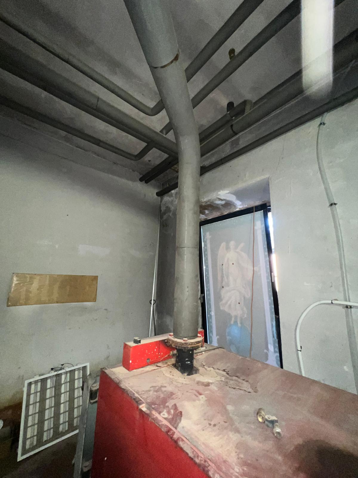 Sala de calderas obsoleta antes de la reforma (Antes 1)