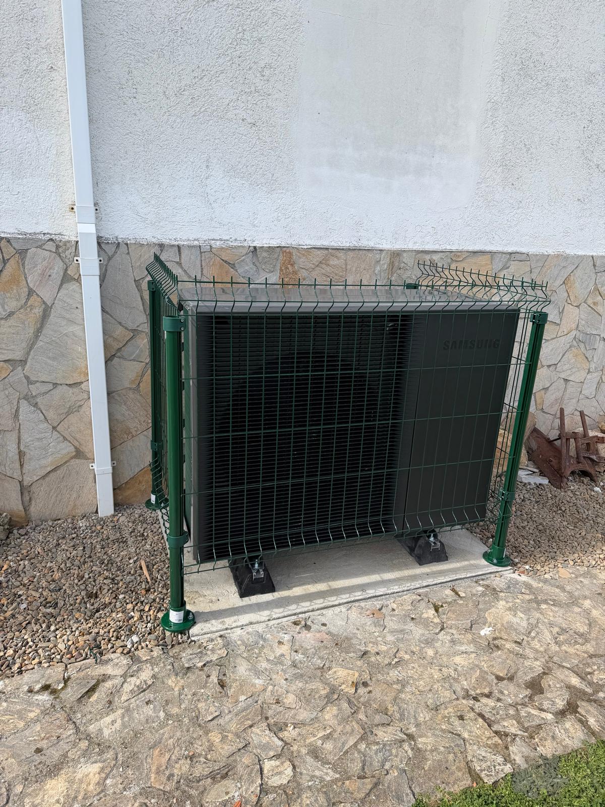 Unidad exterior con rejilla de protección frontal