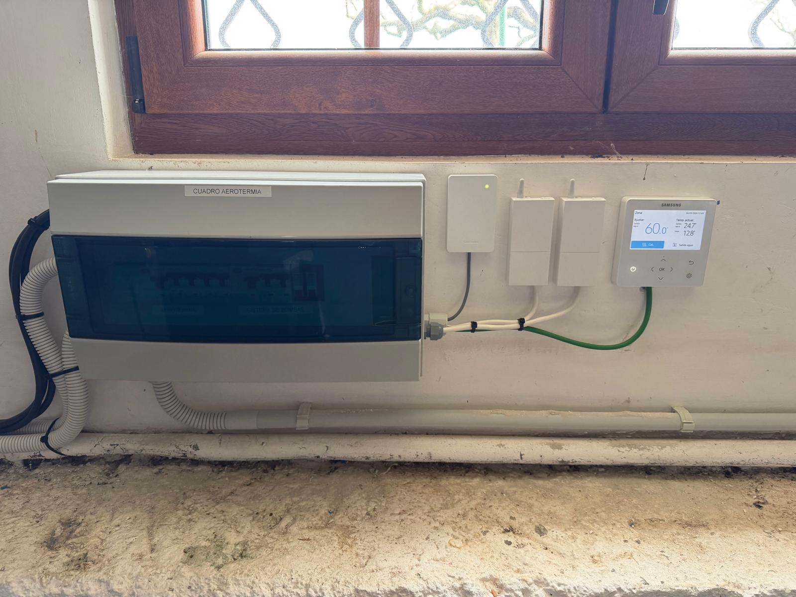 Cuadro eléctrico y termostato digital