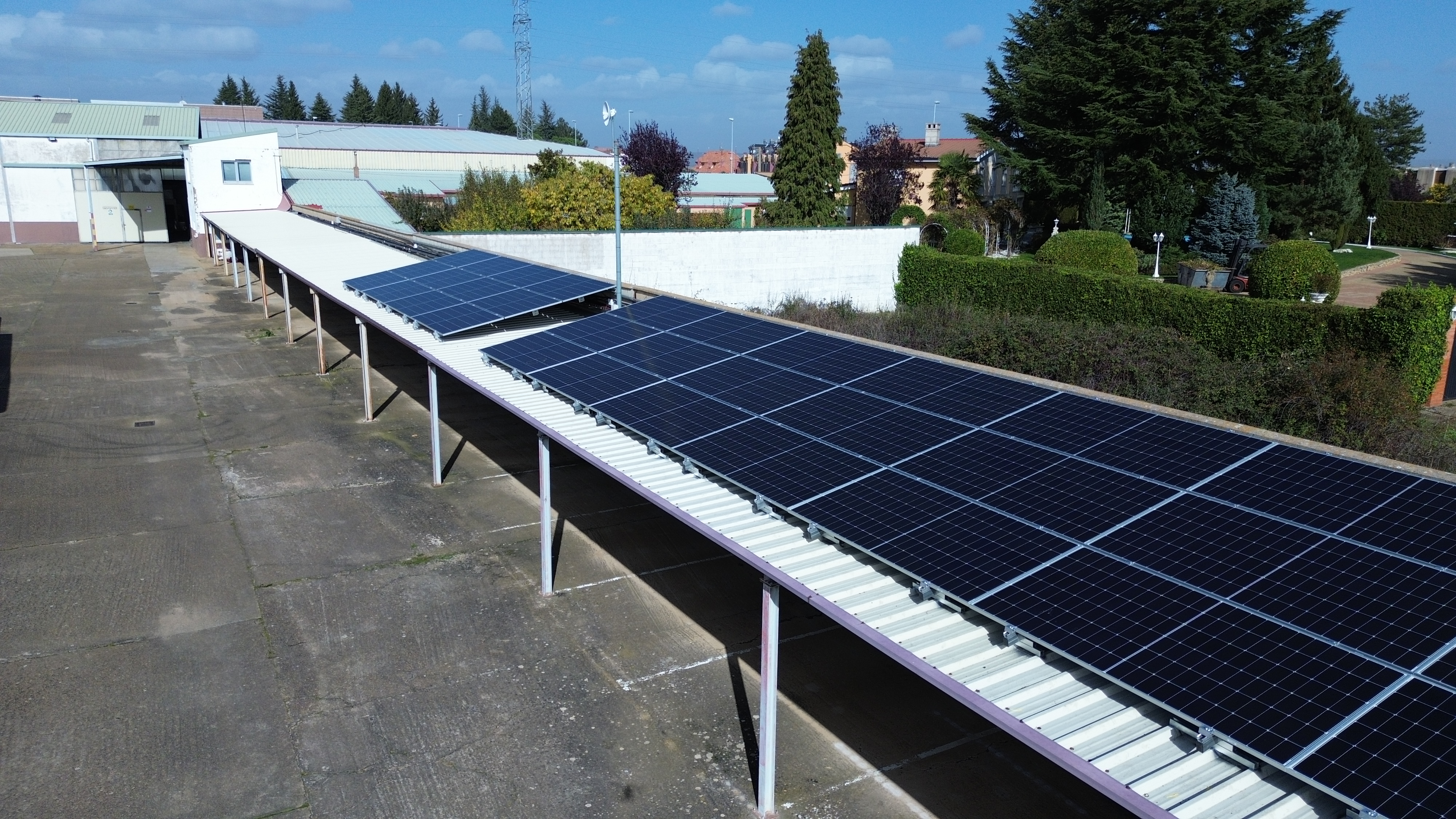 Instalación solar en empresa de alquiler y reparación de maquinaria